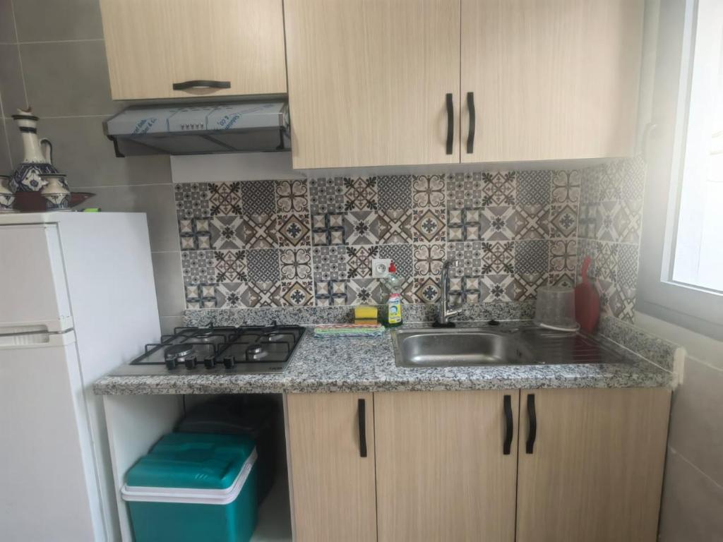 Η κουζίνα ή μικρή κουζίνα στο Mydar Airport & Stadium