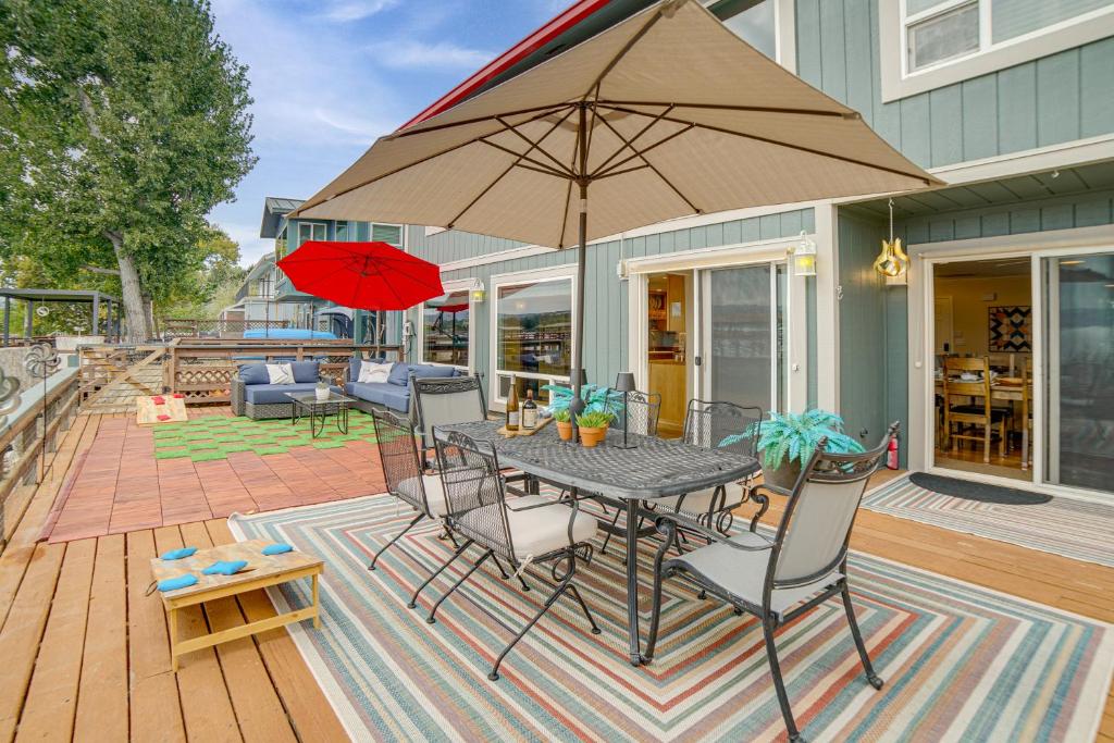 una mesa y sillas con una sombrilla en la cubierta en Waterfront Clear Lake Home with Game Room and Deck!, en Nice