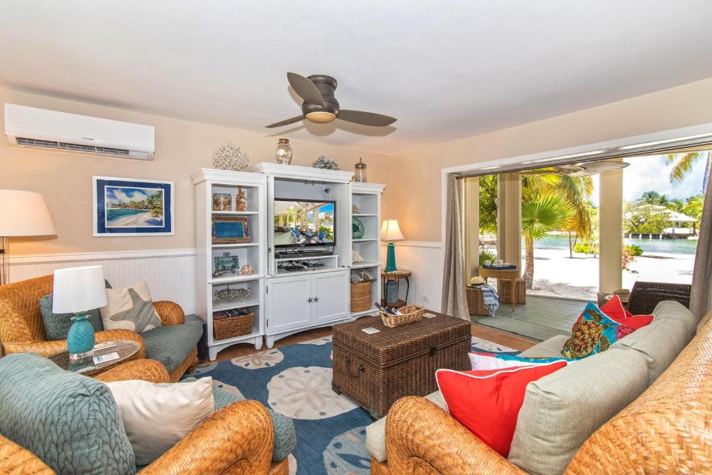 a living room filled with furniture and a tv at Kai Kotch IH 17 in Driftwood Village