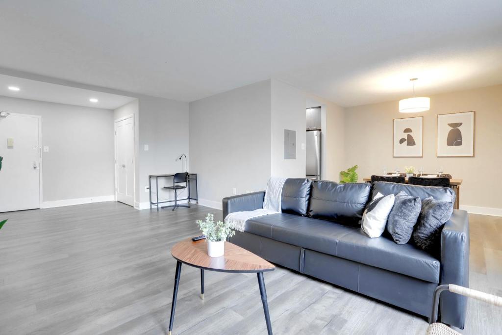 un salon avec un canapé bleu et une table dans l'établissement Arlington Apt W BBQ Zone Near To Metro, à Addison Heights