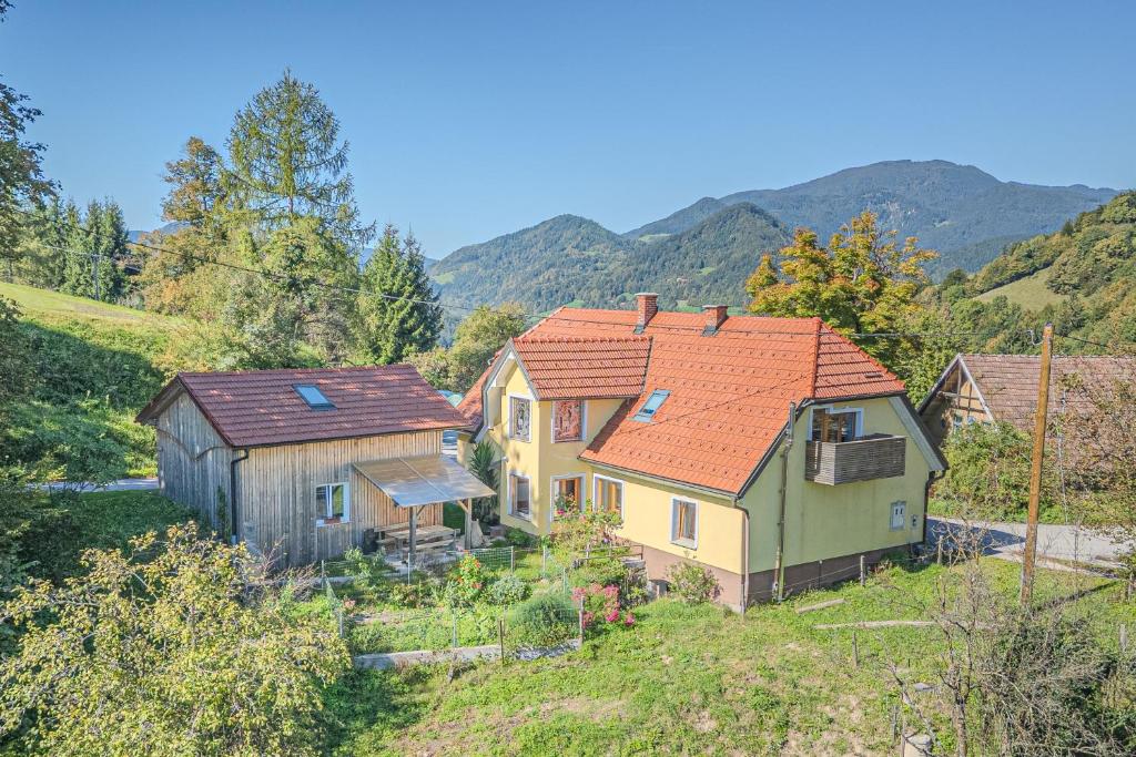 VranskoにあるFarmhouse Blackberry Pool & Wellness- Happy Rentalsの山を背景にした一群の家々