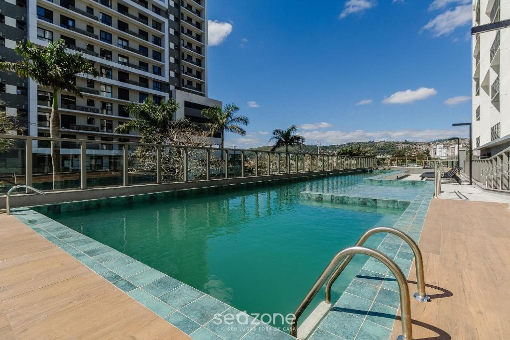 una piscina en medio de un edificio en Alojamientos completos y modernos en edificio con gimnasio - MCP, en Petrópolis