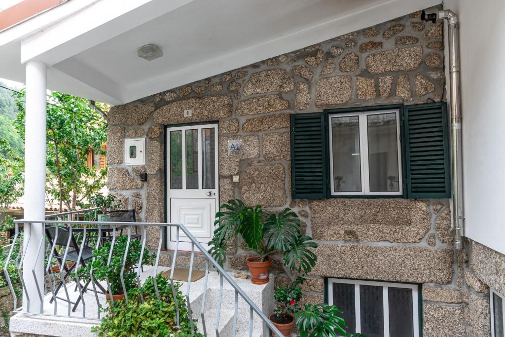 Το κτήριο όπου στεγάζεται  η παραθεριστική κατοικία