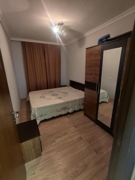 Un dormitorio pequeño con una cama y un espejo. en ბინა appartement, en Kutaisi