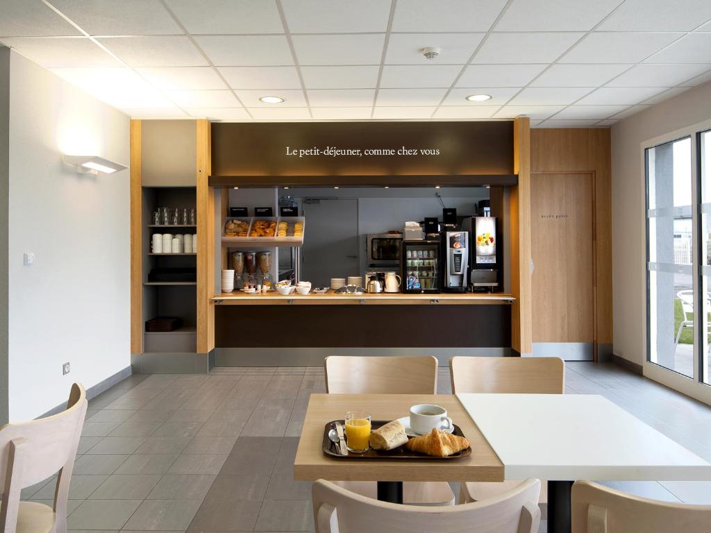 Příslušenství pro přípravu čaje a kávy v ubytování B&B HOTEL Lyon Eurexpo Chassieu