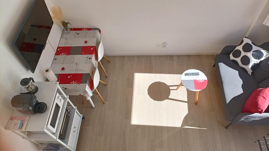 フロワラックにあるNid'ZEN Floirac près de Bordeauxのベッドルーム付きのリビングルームのオーバーヘッドビュー