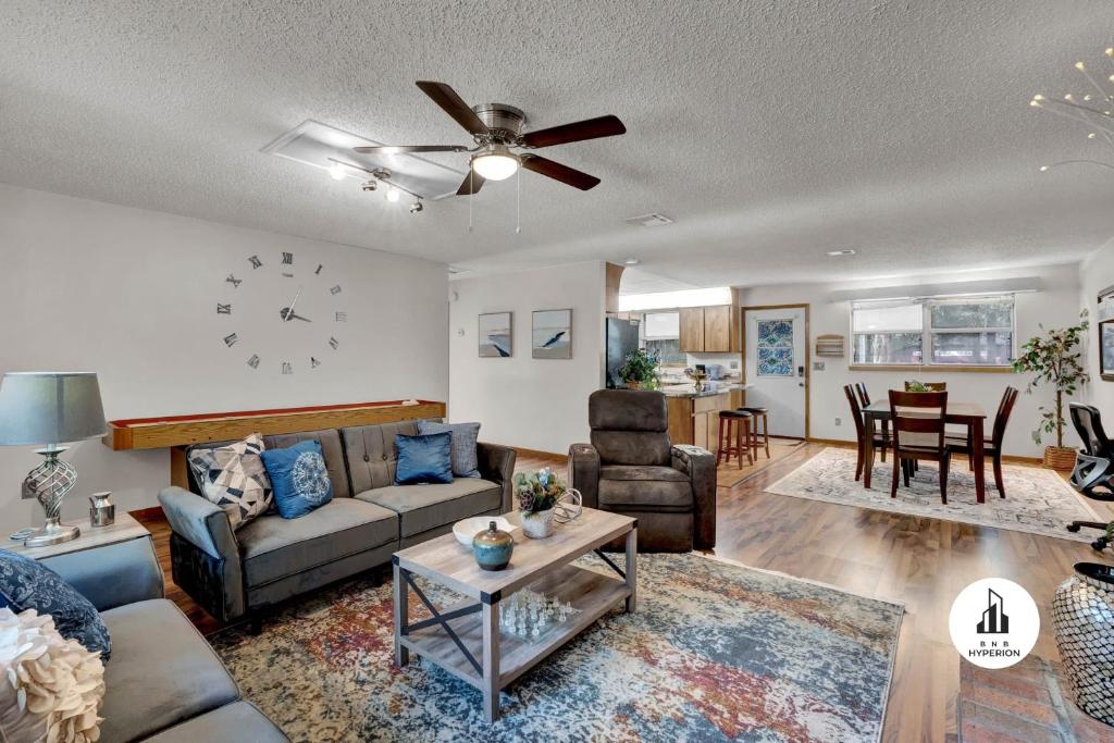 Χώρος καθιστικού στο Uhost AI - Get Cozy & Relax! 4BR, 2BA, Hot Tub