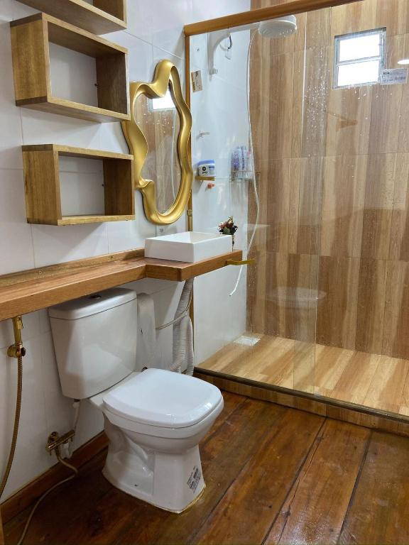 ein Badezimmer mit Toilette und Dusche in der Unterkunft Apartamento novo in Itaquatiara