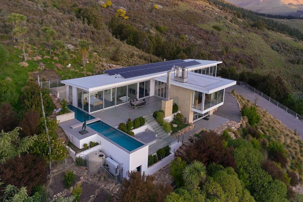 een luchtfoto van een huis op een heuvel bij Executive Home with Stunning Harbour views in Diamond Harbour