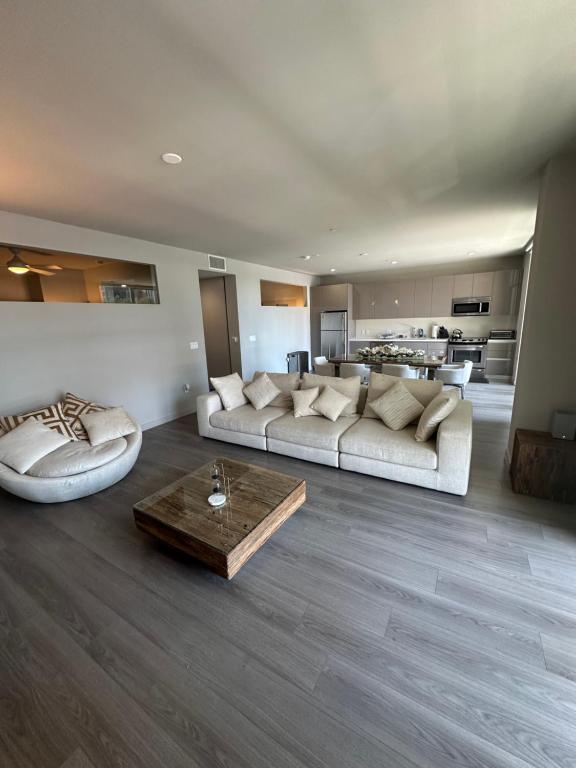 ロサンゼルスにあるLuxury 2BR Apt with balcony!!のソファとテーブルのある広いリビングルーム