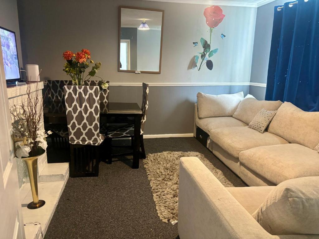 ein Wohnzimmer mit Sofa und Tisch in der Unterkunft 2 Bed House-Sleeps 4-Free Parking in Coseley