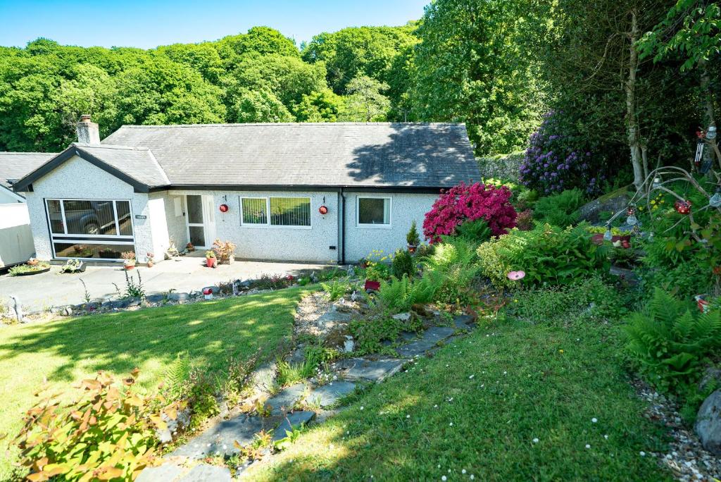 een huis met een tuin ervoor bij Mehefin in Harlech