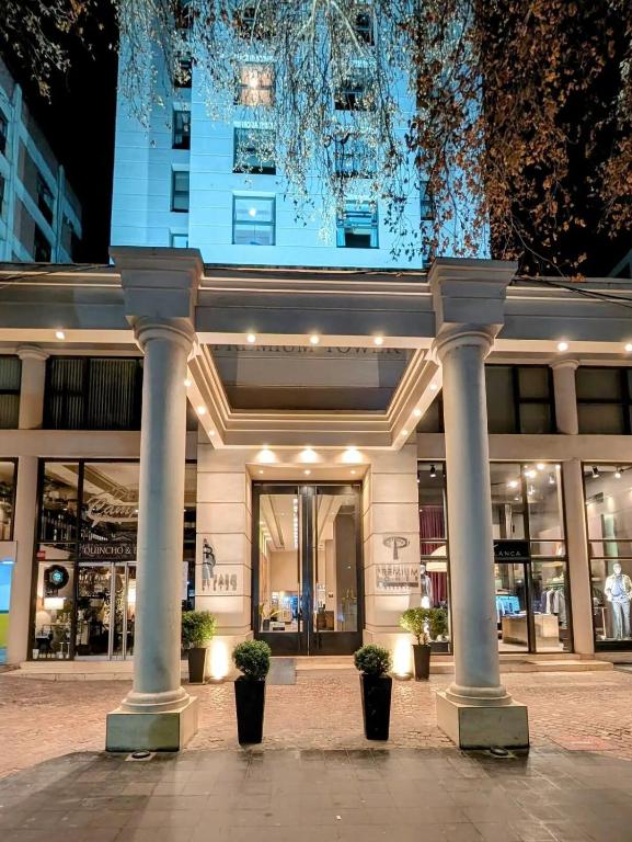 a store front with columns in front of a building at Premium Apart centrico con Sauna, piscina y gimnasio in Mendoza