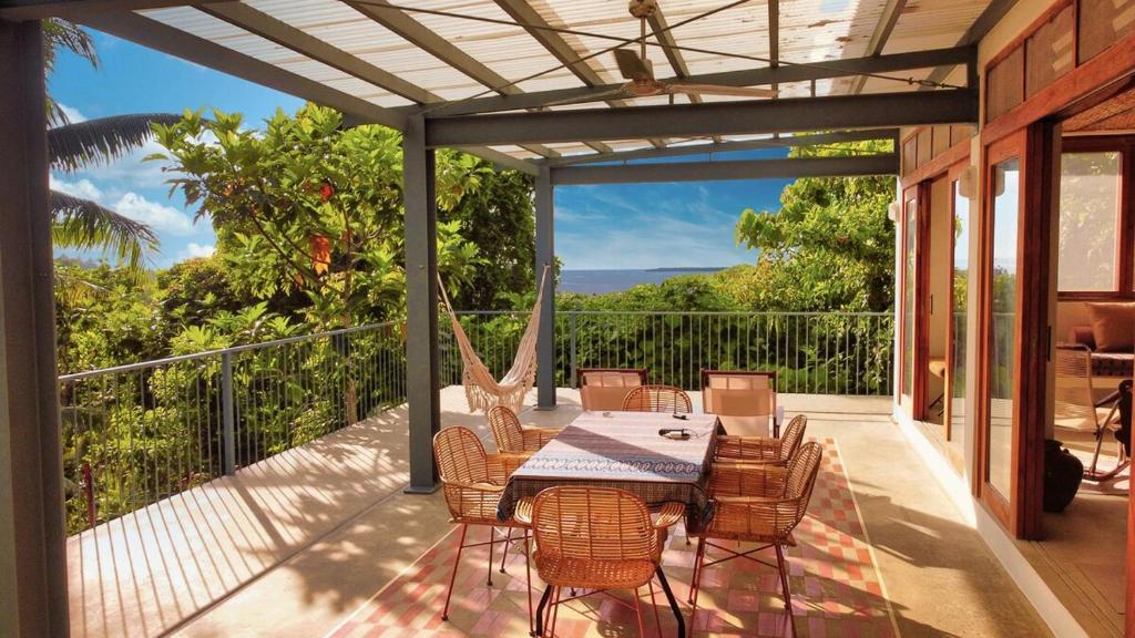 un patio avec une table et des chaises sur une terrasse dans l'établissement Bayay Tamsi, à General Luna