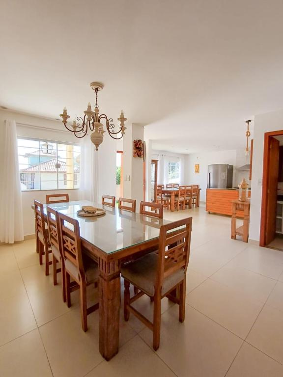 ein Esszimmer mit einem Holztisch und Stühlen in der Unterkunft Buzios casa porto da barra in Búzios