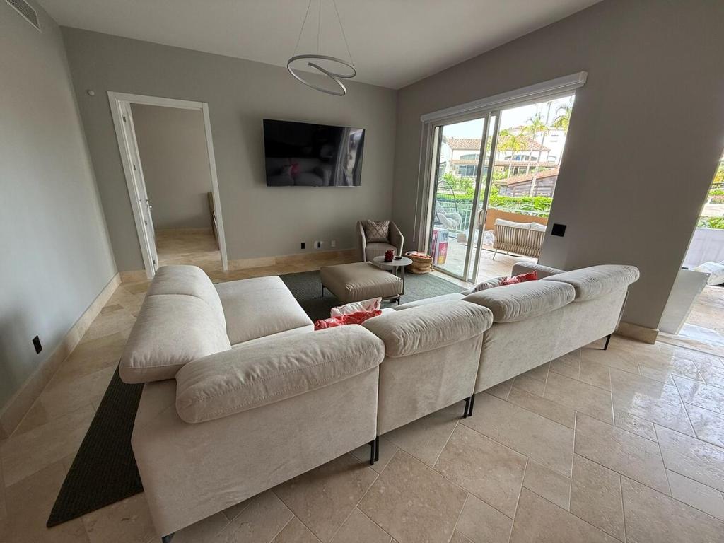 un sofá grande en una sala de estar con una ventana grande en Buenaventura Luxury and Modernity Apartment, en El Chirú