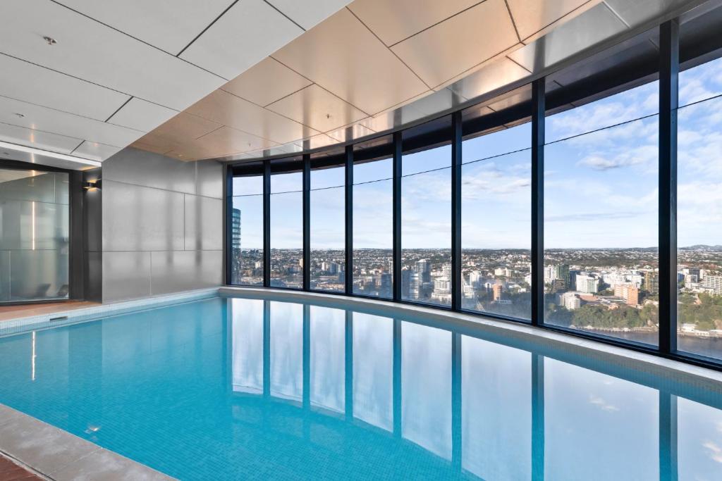 una piscina con vista a la ciudad en Panoramic Views Apartment & High-Rise Pool and Gym, en Brisbane