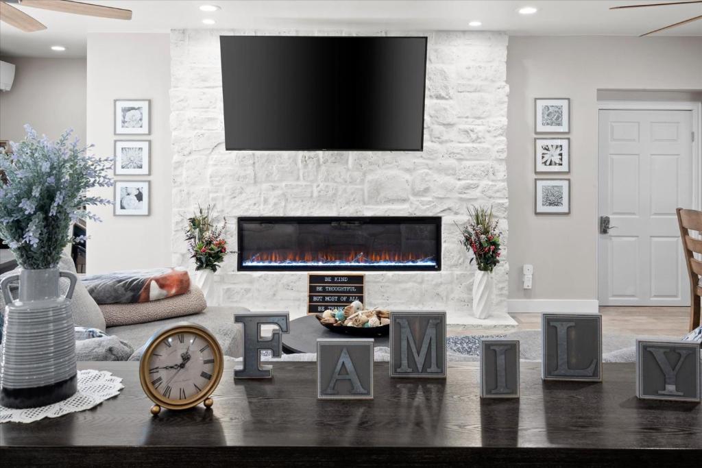 a living room with a fireplace and a tv at Timberland Hideaway in Payson