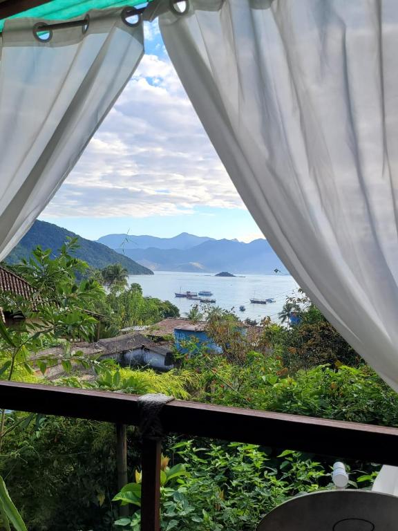 アングラ・ドス・レイスにあるCASA DA ILHA INN AND SPA Anexo2の海の景色を望む客室です。