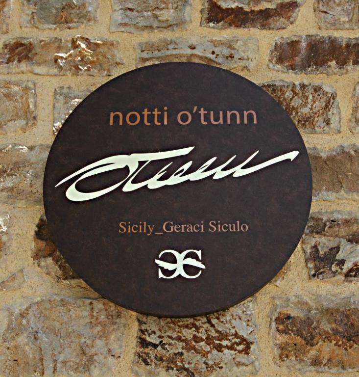 Notti O' Tunn Luxury Rooms in centro tanúsítványa, márkajelzése vagy díja