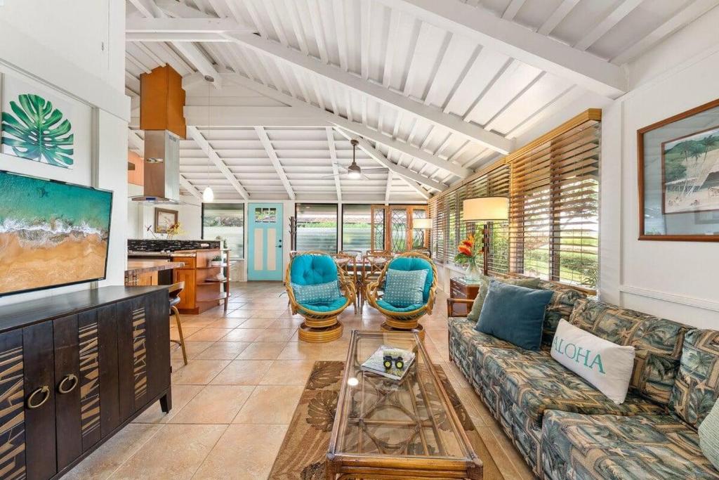 Χώρος καθιστικού στο International Colony Club 34 · ICC 34 Spacious 2BD Cottage w Poo