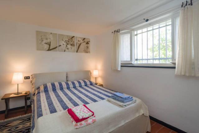 a bedroom with a bed with two towels on it at Giardino dei Limoni in Pieve Ligure