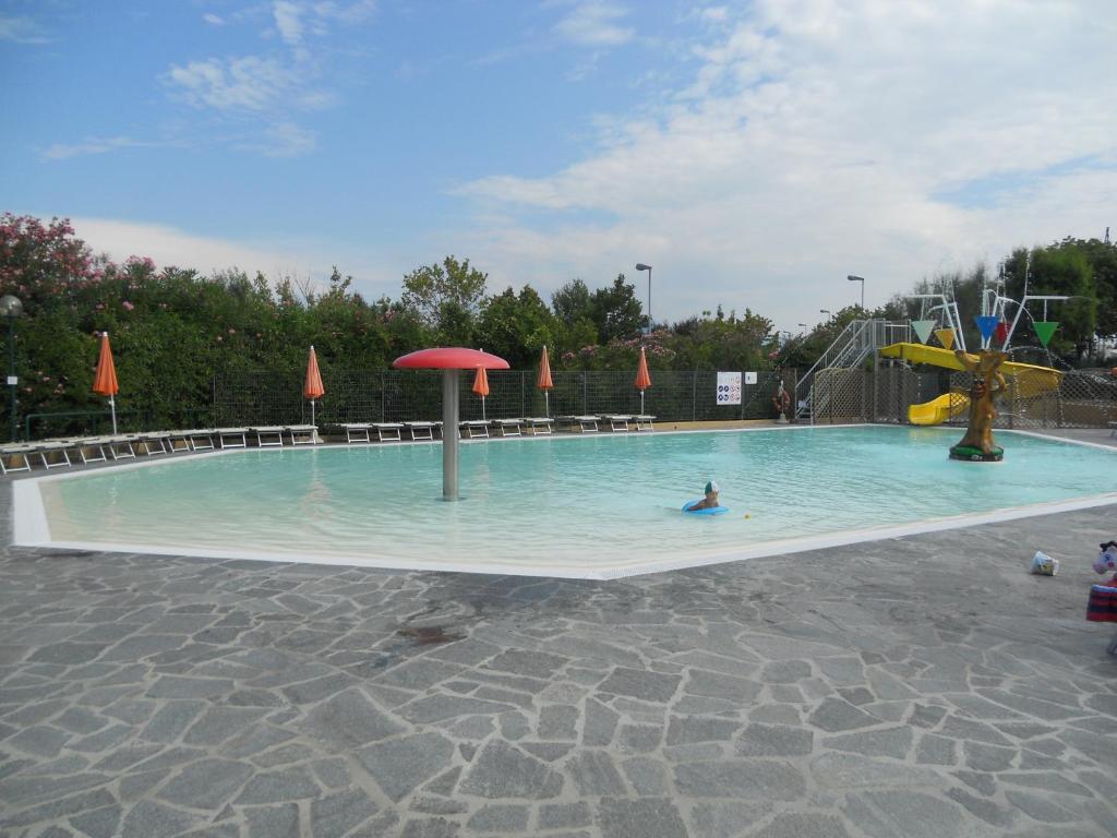 Bazén v ubytování The Garda Village nebo v jeho okolí