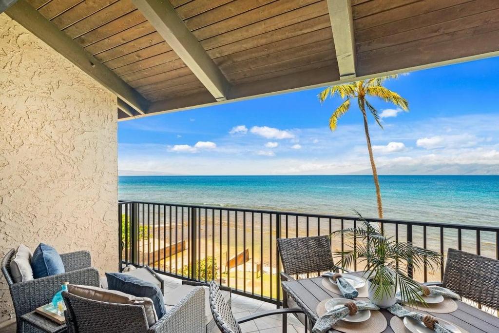 カハナにあるPapakea L402 · PK L402 Rare LUX Oceanfront Views, Pool, Paradiseの海が見えるバルコニー