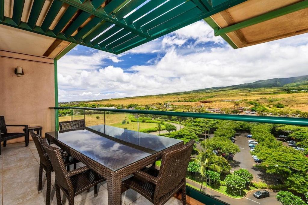 ラハイナにあるHonua Kai 1024 · HK 1024 Updated Beachfront Luxury Condo w Poolのバルコニーにテーブルと椅子が置かれたパティオ