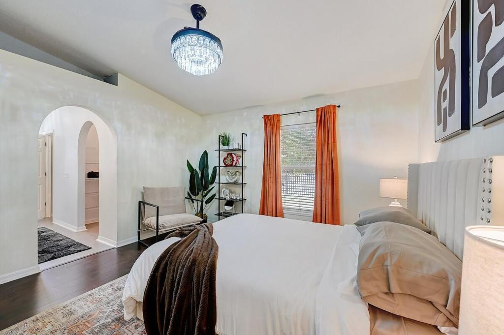 a bedroom with a white bed and a window at BEST on the WEST Nr I295 DWTN Pet Frdly Games YRD in Jacksonville