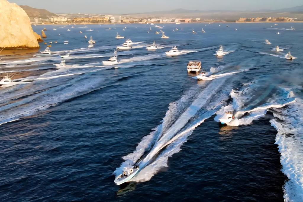 un gruppo di barche in un grande specchio d'acqua di Exquisite escape villas a Cabo San Lucas