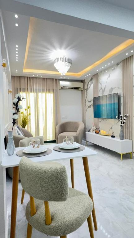 Апартаменты с дизайнерским ремонтом до моря 10минут с видом на горы и закат في شرم الشيخ: غرفة معيشة مع طاولة وكرسيين