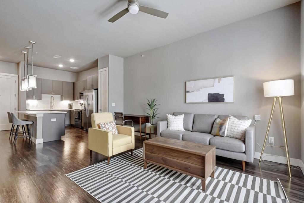 una sala de estar con un sofá y una mesa en Luxury Apartment - Fast Wi-Fi - FREE Parking, en San Antonio