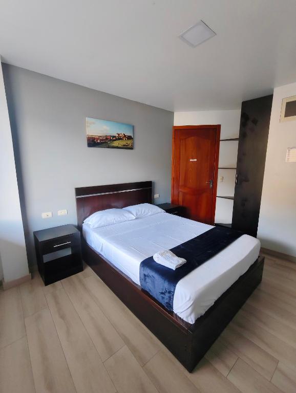 a bedroom with a large bed in a room at Zamora Suite GM Luxury in Zamora
