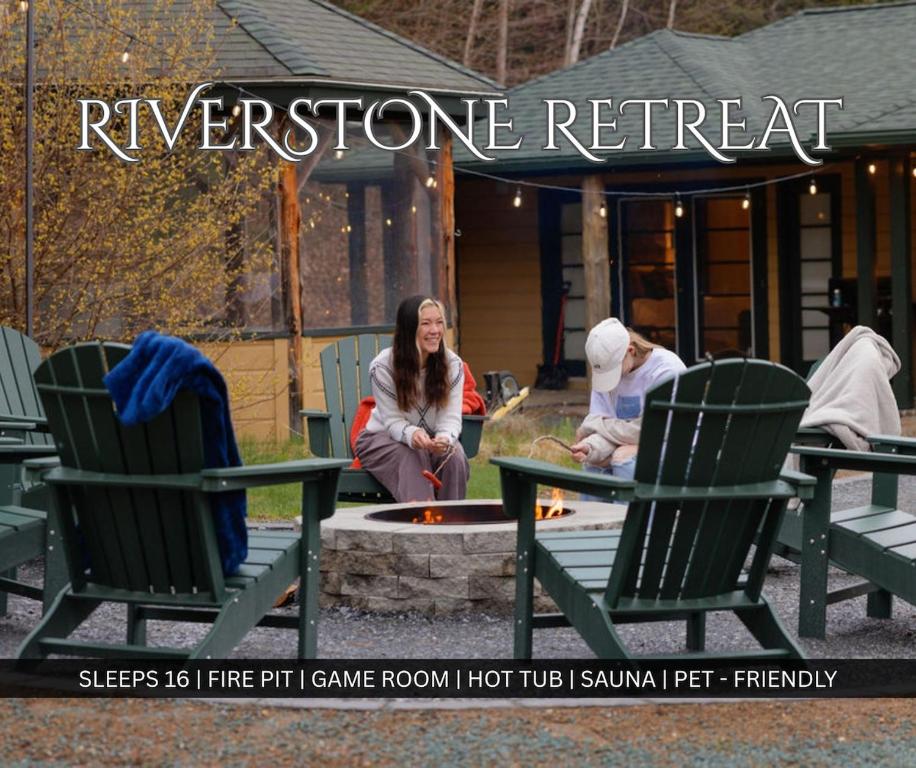 ウォータービル・バレーにあるSleeps 16-Hottub-Sauna-Pet Friendly-7 Min to Skiの火の周りに座っている人々のグループ