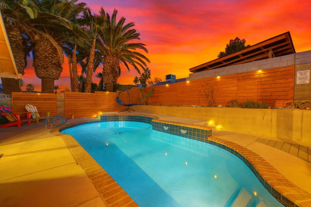 ein Swimmingpool mit einem Sonnenuntergang im Hintergrund in der Unterkunft Fresh & Fun! Vegas 4BR w Heated Pool, Dog Friendly in Las Vegas