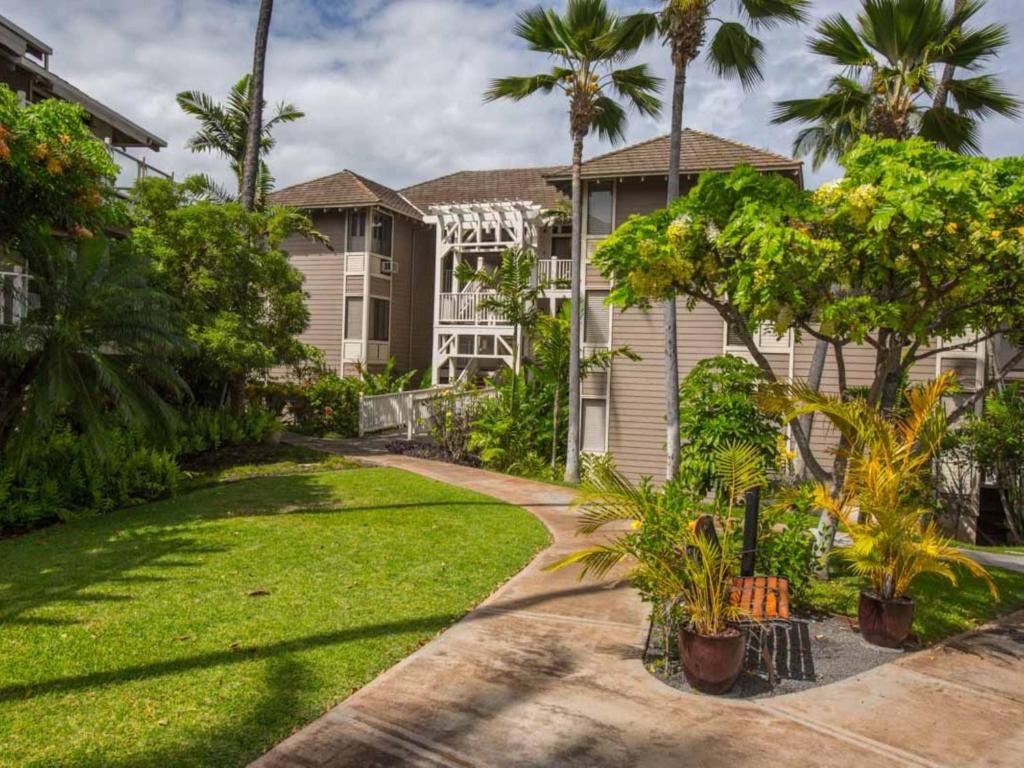 a house with a yard with palm trees at Wailea Grand Champions 140 in Wailea