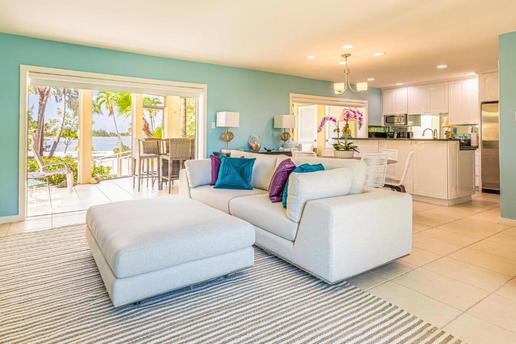 Foto sihtkohas Driftwood Village asuva majutusasutuse The Kai Life 7 - Waterfront Home on Bio Bay, Walk to the Rum Point Club! galeriist