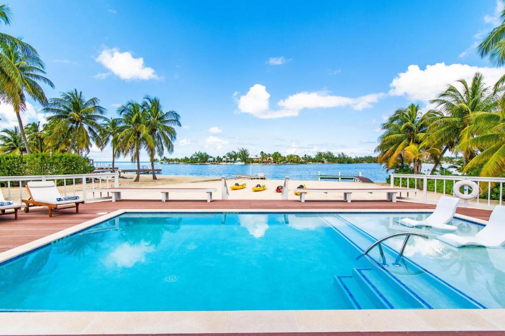 Bazén v ubytování SKai Fall by Grand Cayman Villas nebo v jeho okolí
