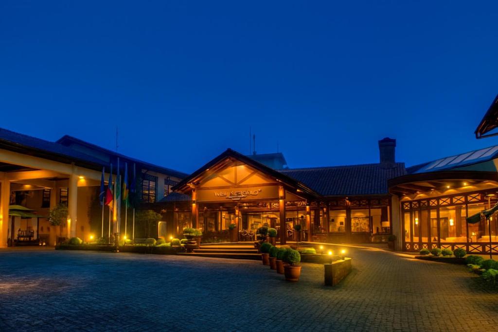 a building with lights in the middle of a street at Duplex Cobertura - Resort no Coração de Gramado in Gramado