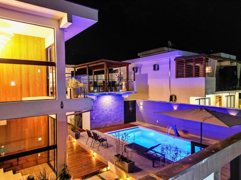 สระว่ายน้ำที่อยู่ใกล้ ๆ หรือใน Vila das Aguas Ilhabela