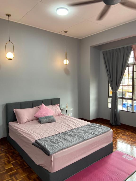 una camera da letto con un grande letto con cuscini rosa di Kajang Prima 2-story with 2 room 2 bath warm rooms a Kajang