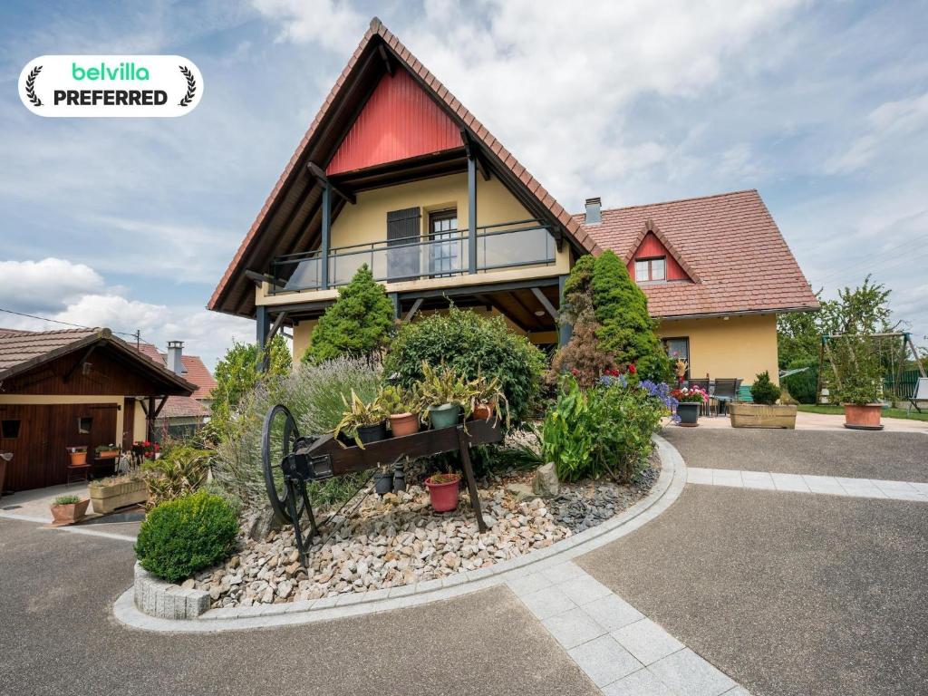 une maison avec un jardin devant dans l'établissement Holiday Home in Ruederbach near Lake, à Ruederbach