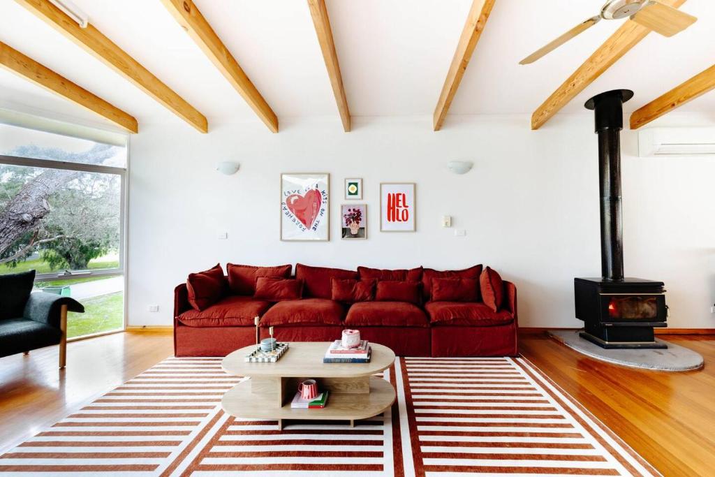 Un lugar para sentarse en Cherry Retro at Silverleaves - Walk to the Beach
