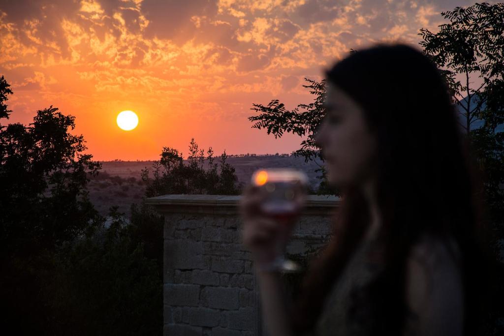 Východ nebo západ slunce při pohledu z hotelu nebo okolí