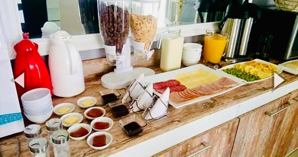 un bancone della cucina con cibo su un piano di lavoro di Hotel Luna del Desierto a Diego de Almagro