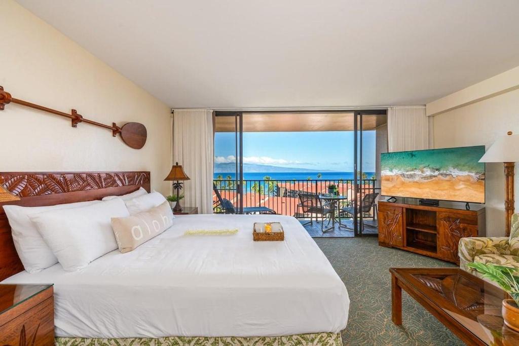 Кровать или кровати в номере Kaanapali Shores 940 · KS 940 Top Floor Studio w Ocean Views AC
