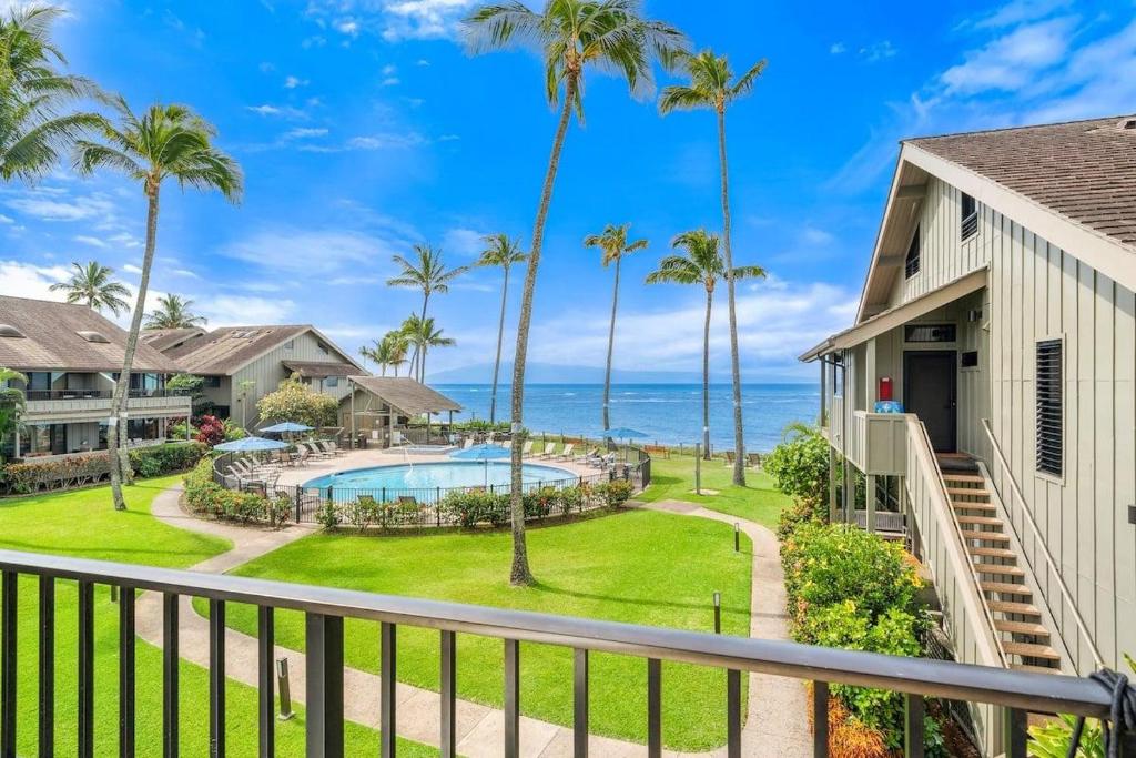 カハナにあるKahana Village 17 · KHV 17 Spacious 2BD Condo w Oceanviews and Sの家のバルコニーから見える海の景色