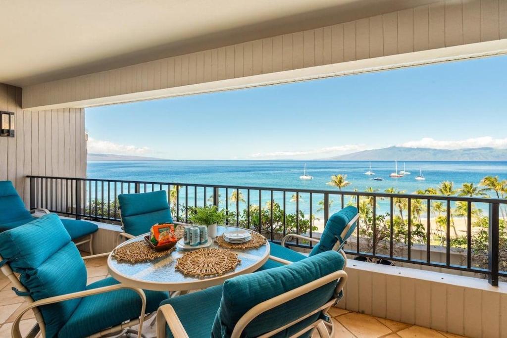 Un comedor con vista al mar en Kaanapali Alii 4104 · ALII 4104 Breathtaking Ocean Views 2Bedroo, en Kaanapali
