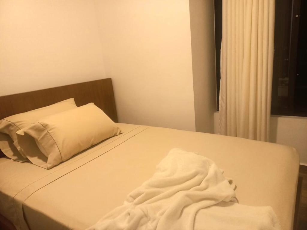 Una cama o camas en una habitación de Beautiful new apartment in laurels